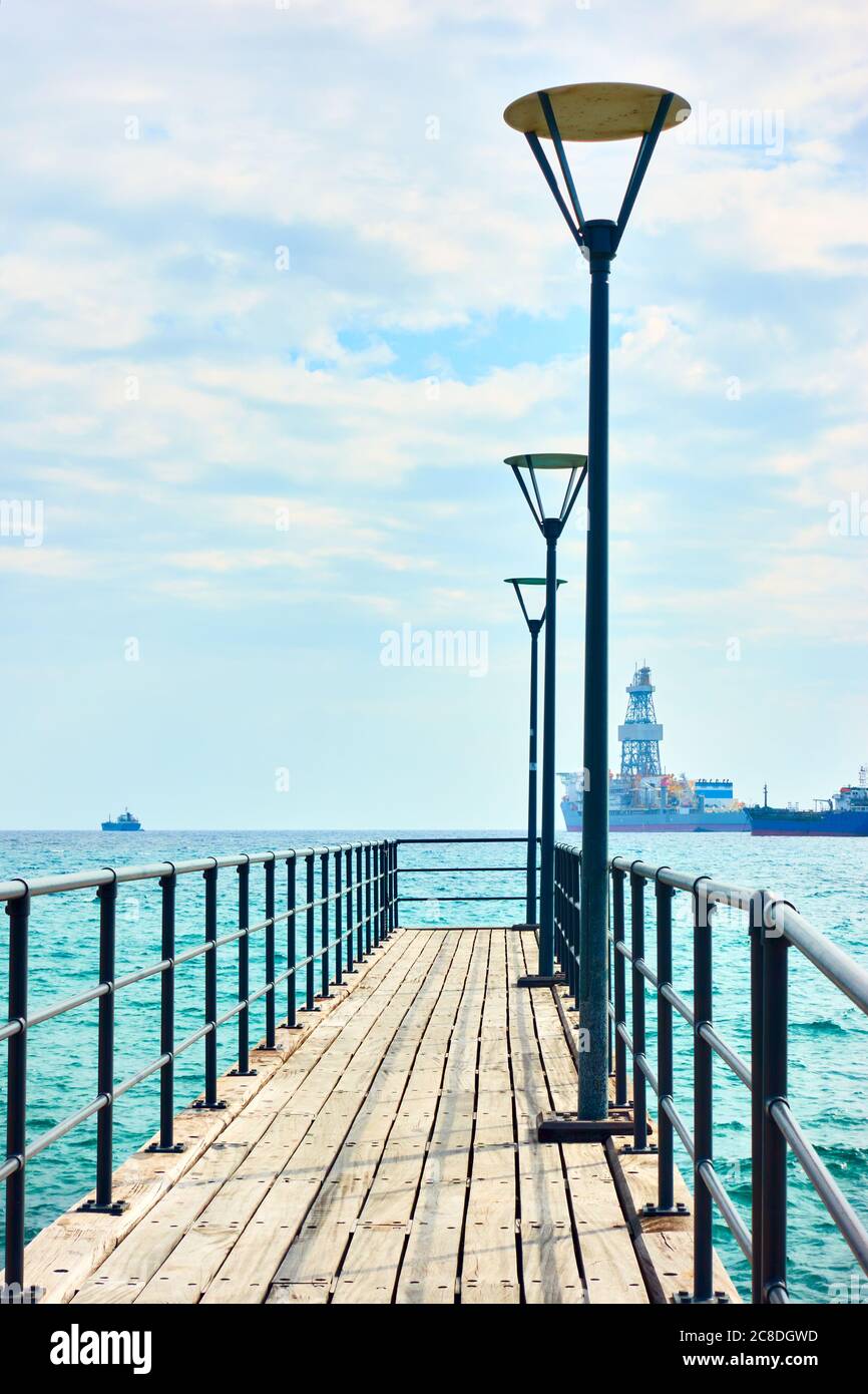 Teil der Wanderpier am Meer in Limassol, Zypern - Landschaft Stockfoto