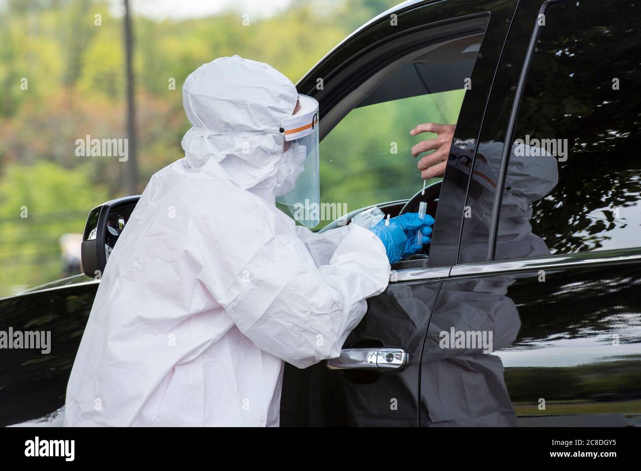 Mitglieder der West Virginia National Guard, des West Virginia Department of Health and Human Resources und des Berkeley County Health Department unterstützten COVID-19 Teststraßen für Minderheiten und gefährdete Bevölkerungsgruppen, 15. Mai 2020, auf dem Bulldog Blvd zwischen Martinsburg High und South Middle Schools in Martinsburg, W.VA Die WVNG Task Force Chemical, Biological, Radiological, Nuclear (CBRN) Response Enterprise, oder TF CRE, zusammen mit WVNG medizinischem Personal unterstützte die Mission, die gleichzeitig an vier Standorten im Bundesstaat durchgeführt wurde. (USA Foto der Air National Guard von Senior Mast Stockfoto