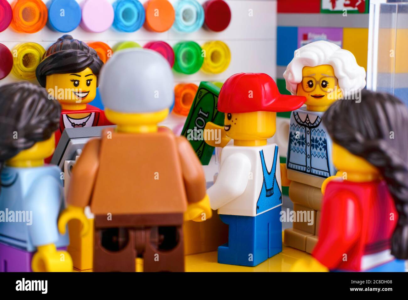 Tambow, Russland - 06. Juni 2020 viele Kunden gehen in einen LEGO Store. Studioaufnahme. Stockfoto