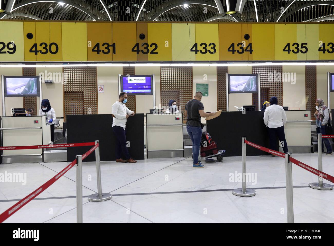 Bagdad. Juli 2020. Passagiere checken am internationalen Flughafen Bagdad in Bagdad, Irak, am 23. Juli 2020 ein. Die irakische Zivilluftfahrtbehörde ICAA nahm am Donnerstag die regulären internationalen Flüge wieder auf, obwohl die Gesamtzahl der COVID-19-Infektionen im Land 102,226 erreichte. Quelle: Xinhua/Alamy Live News Stockfoto