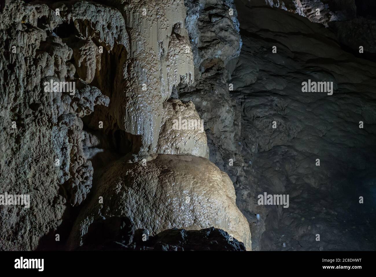 Unter dem Boden. Schöne Aussicht auf Stalaktiten und Stalagmiten in einer unterirdischen Höhle - New Athos Cave. Heilige alte Unterwelt Formationen Stockfoto