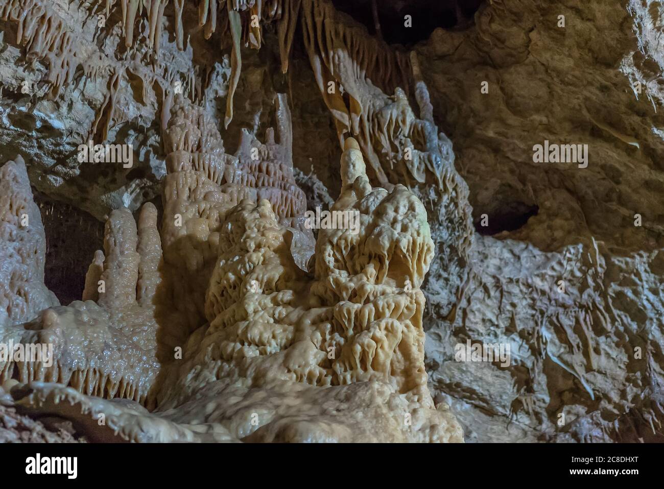 Unter dem Boden. Schöne Aussicht auf Stalaktiten und Stalagmiten in einer unterirdischen Höhle - New Athos Cave. Heilige alte Unterwelt Formationen Stockfoto