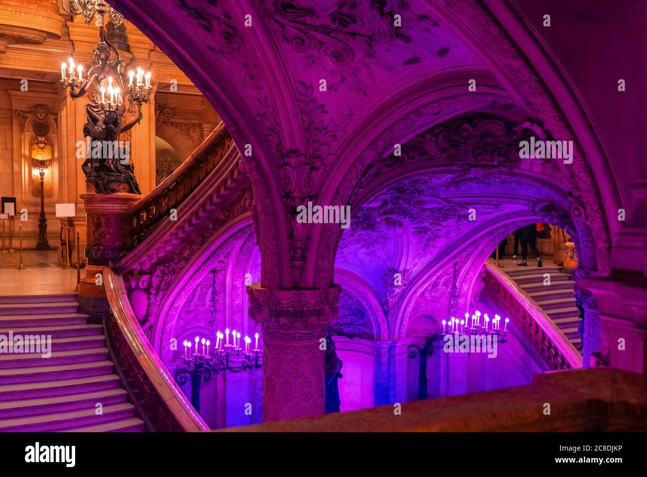 Paris, Frankreich - 14. November 2019: Innenansicht der Opera National de Paris Garnier großes Foyer. Unter der Haupttreppe Stockfoto