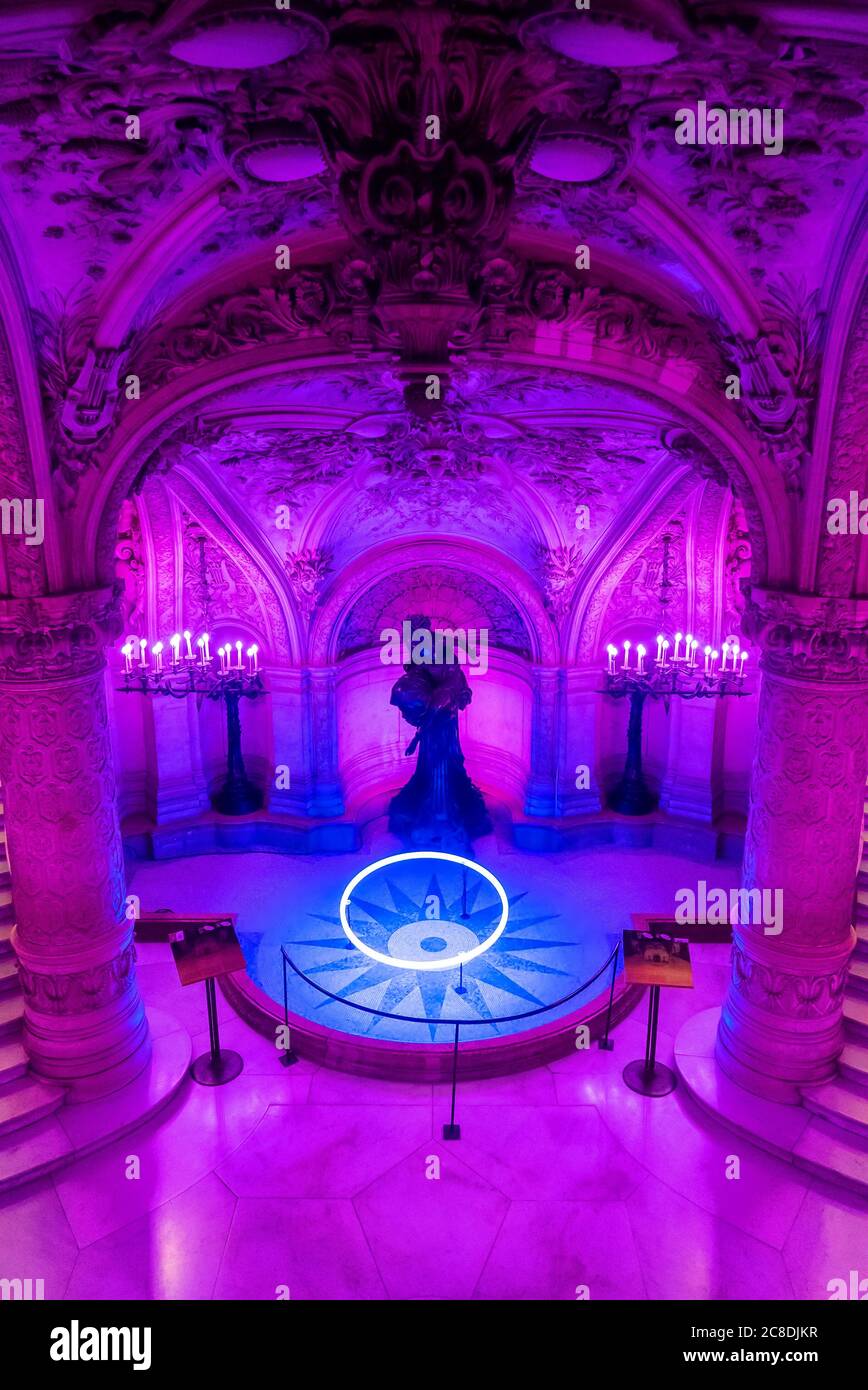 Paris, Frankreich - 14. November 2019: Innenansicht der Opera National de Paris Garnier großes Foyer. Unter der Haupttreppe Stockfoto