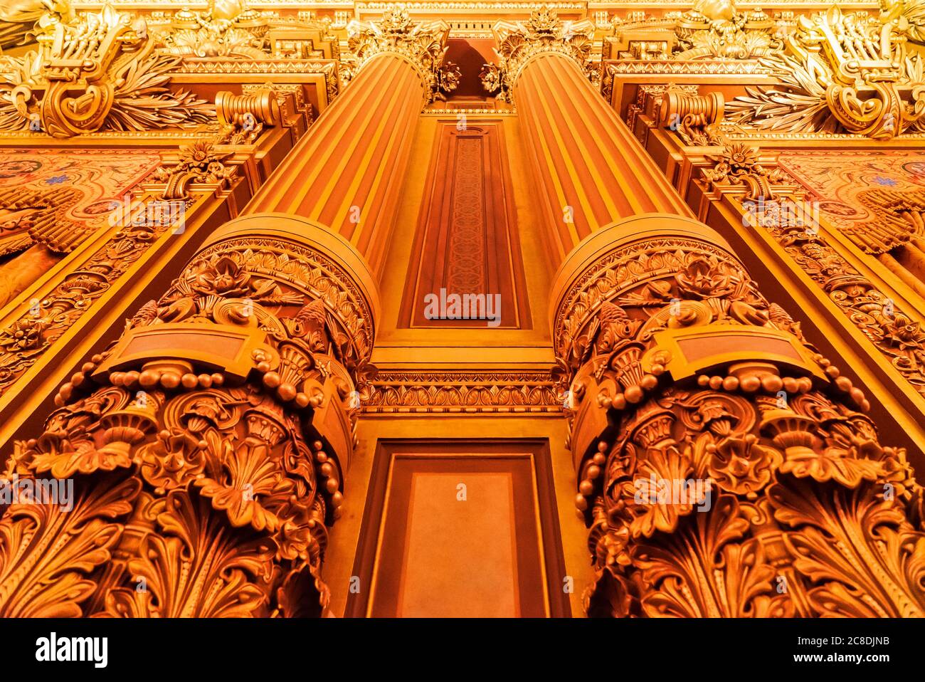 Paris, Frankreich - 14. November 2019: Wand und Säulen der Opera National de Paris Garnier Lobby des Haupttreppenhauses. Blick vom Boden Stockfoto