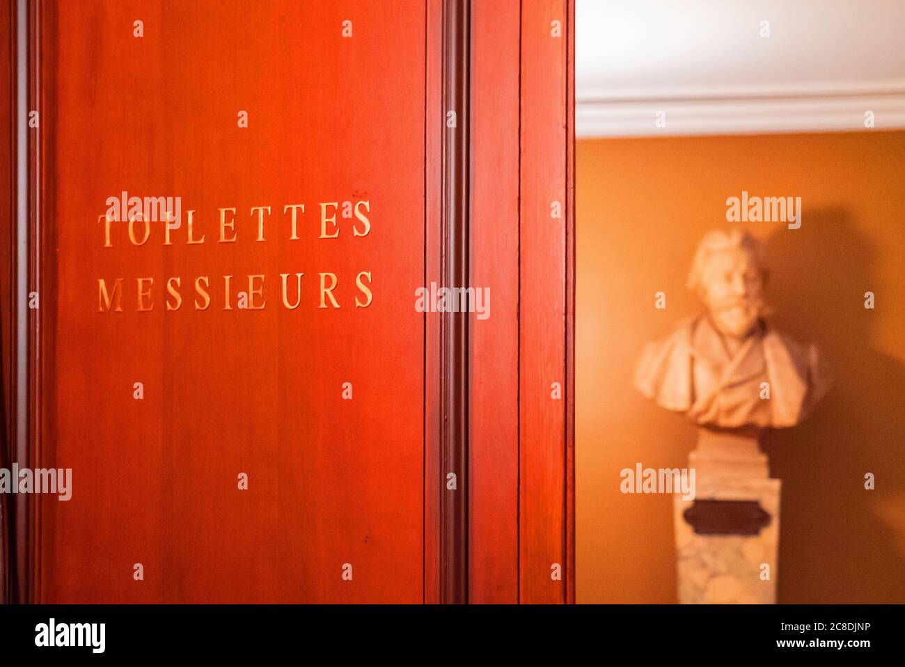 Paris, Frankreich - 14. November 2019: Mans-Toilette der Opera National de Paris Garnier Stockfoto