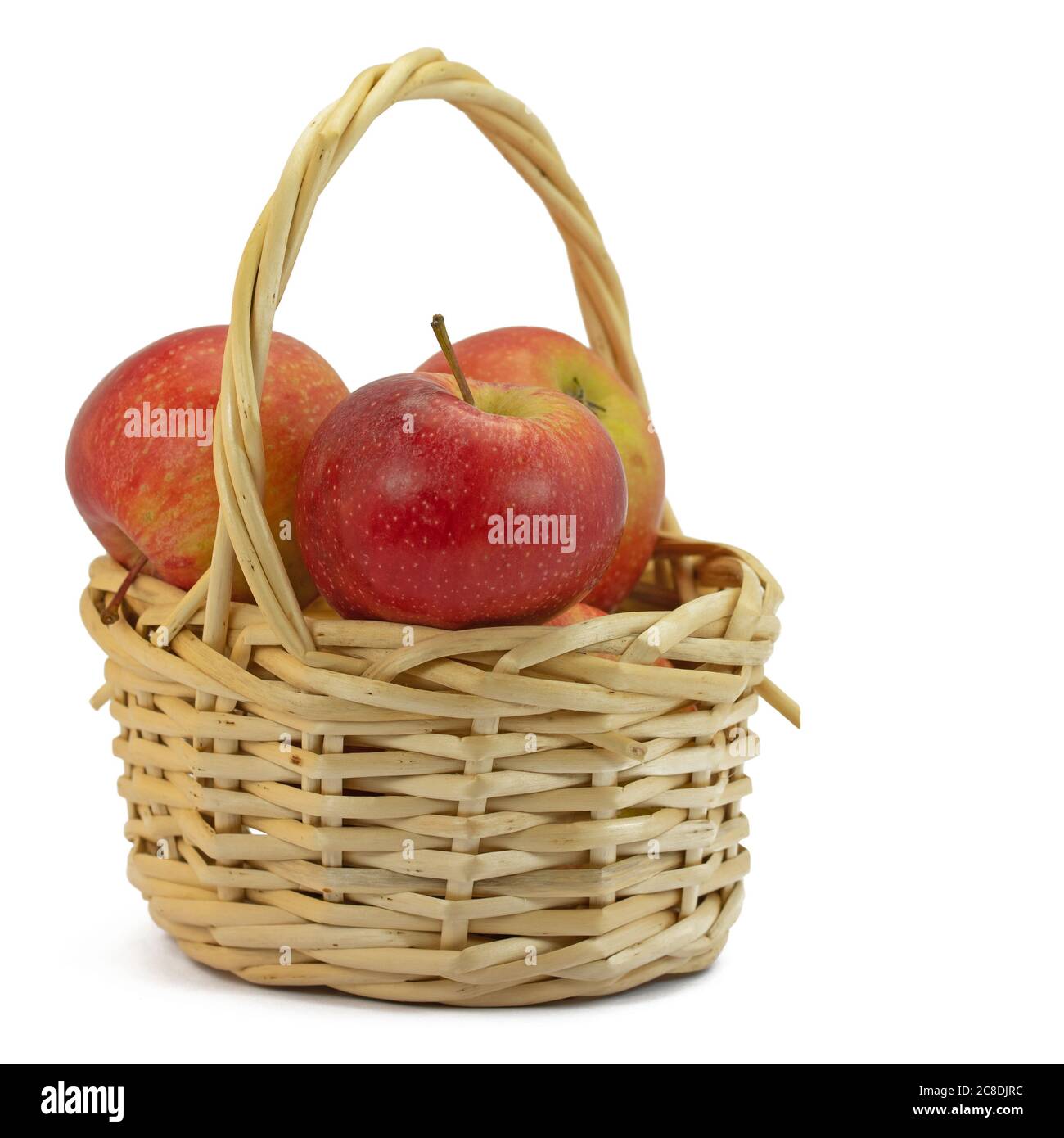 Geerntete Äpfel in einem Korb, isoliert auf weißem Hintergrund Stockfoto