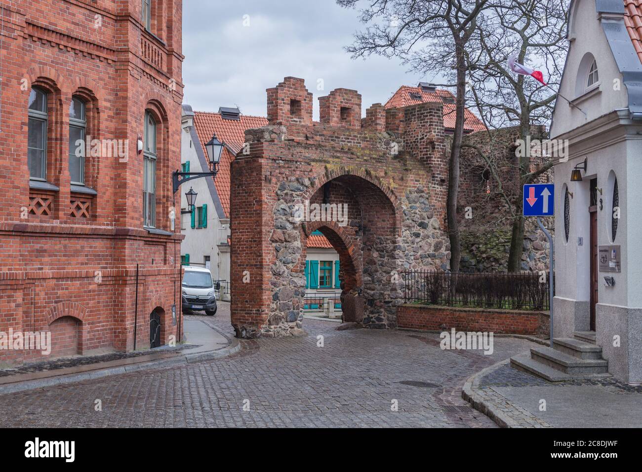 Reste der alten Mauer neben dem Schloss der Deutschen Ritter in der Altstadt von Torun, Woiwodschaft Kujawien Pommern in Polen Stockfoto