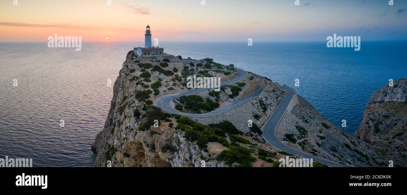 Sonnenaufgang über dem Leuchtturm am Kap Formentor, Mallorca Stockfoto