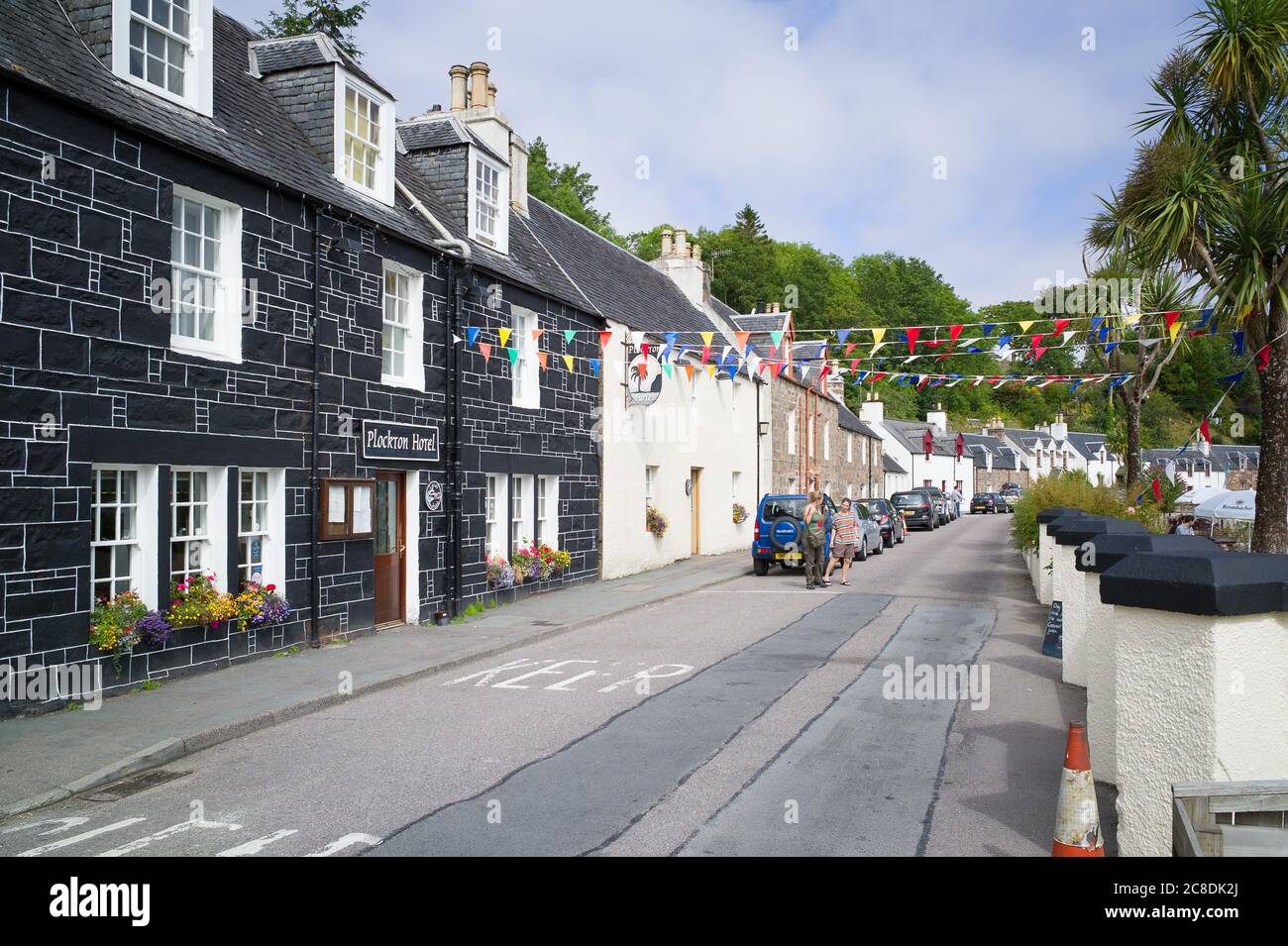 Das Hotel in Plockton Scottish Highlands Schottland Großbritannien mit Blick auf eine Salzwasserschleuse^ Stockfoto