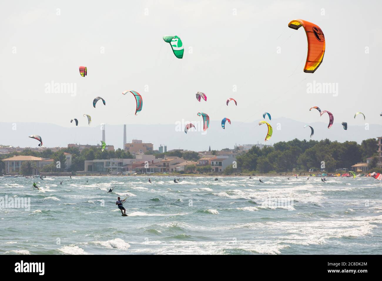 Viele Kitesurfer in Badia de Pollença, Mallorca Stockfoto