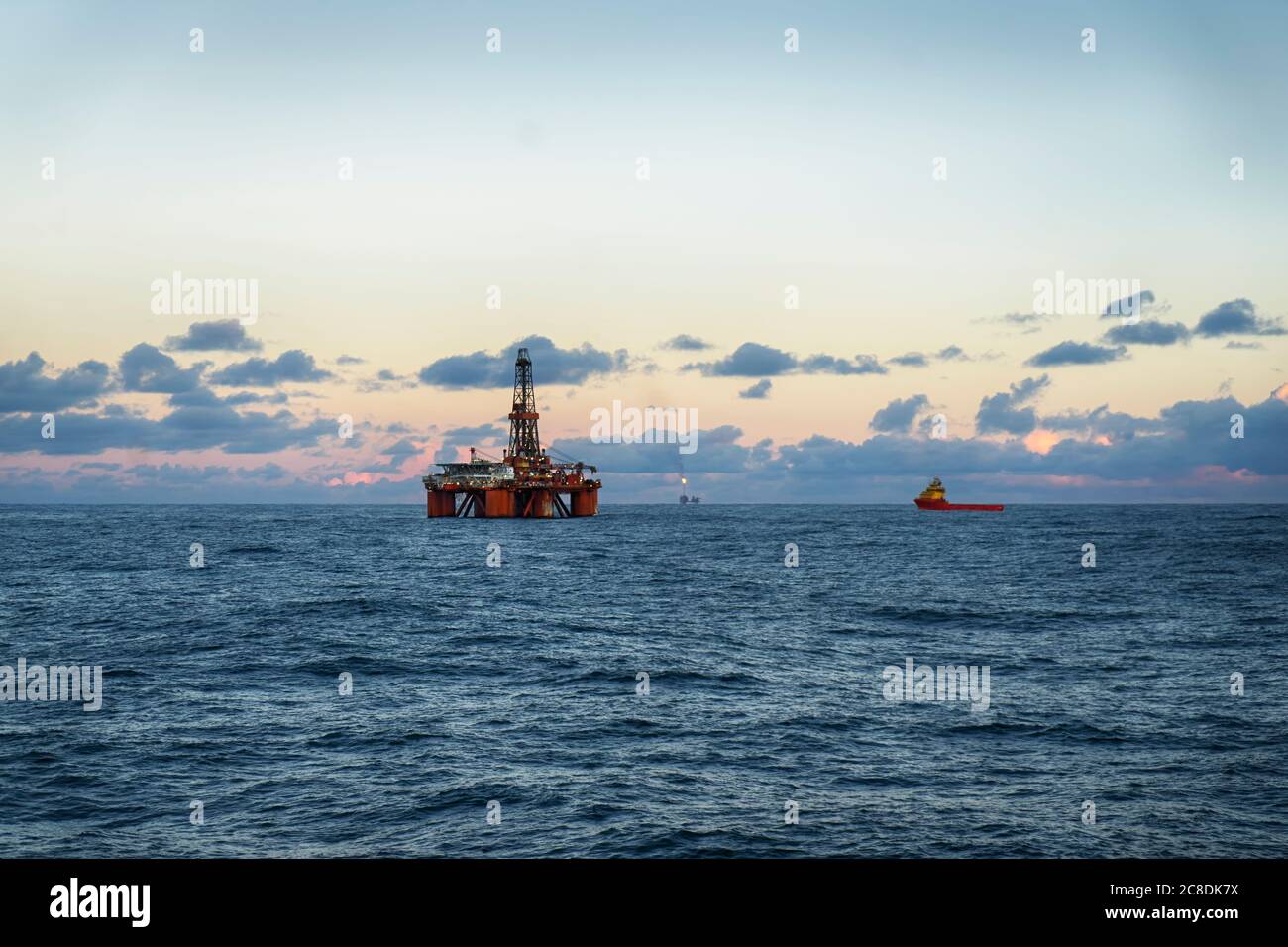 Bohrgerät und Versorgungsschiff Stockfoto