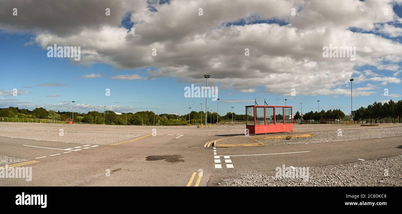 Cardiff, Wales - Juli 2020: Menschenleerer Langzeitparkplatz am Flughafen Cardiff Wales. Wenn nicht für Coronavirus, der Parkplatz wäre voll für den Sommer Stockfoto