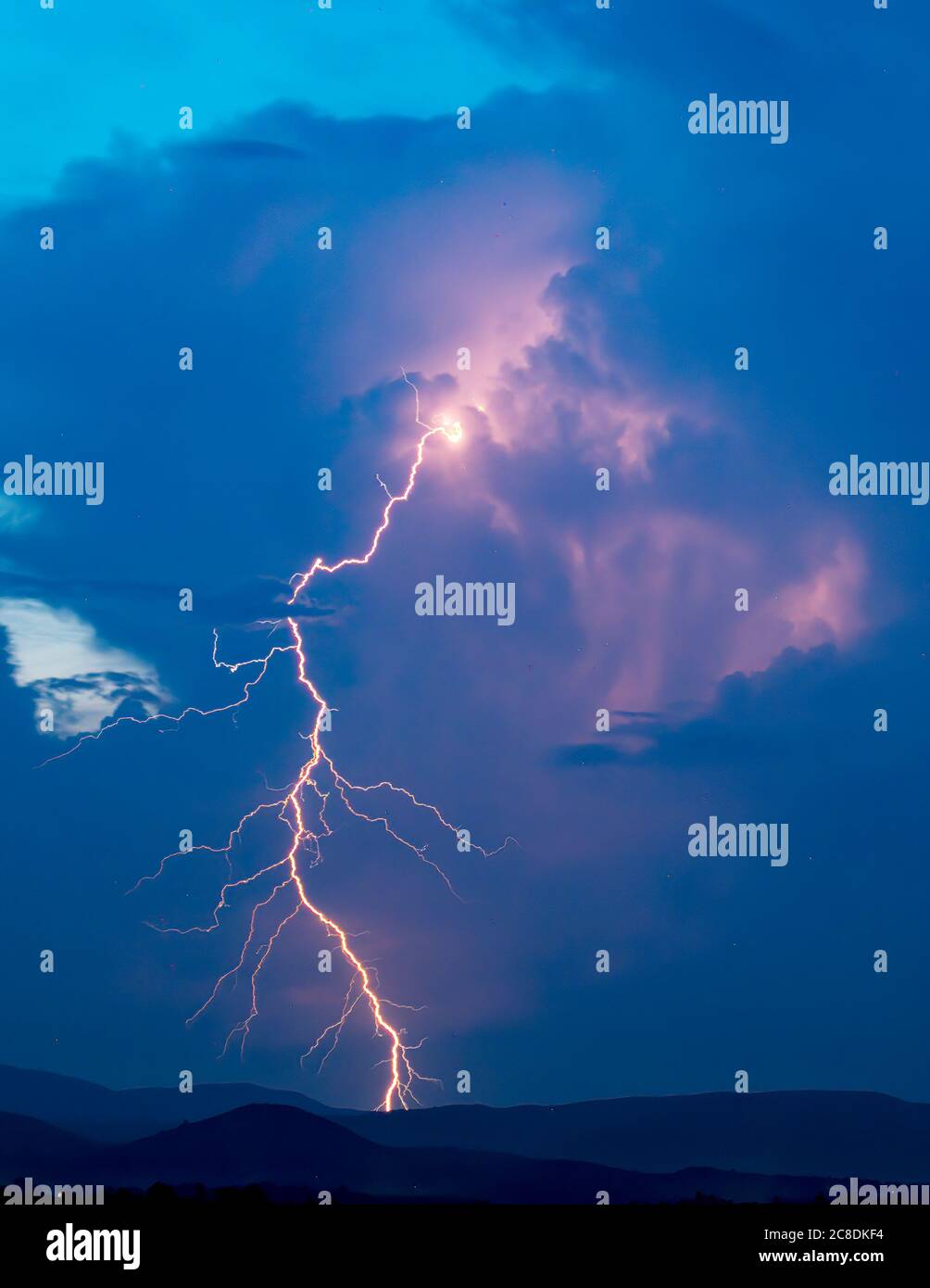 Farbbild von Wolken-zu-Boden-Beleuchtung über den Appalachian Bergen bei Boone, NC. Stockfoto
