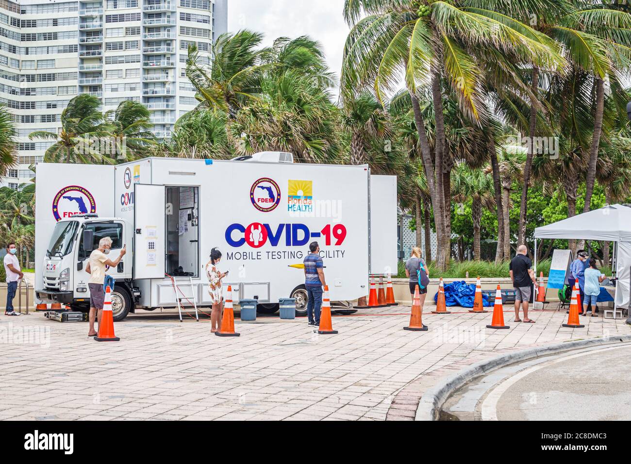 Miami Beach Florida, Covid-19 Coronavirus Pandemie Gesundheitskrise mobile Testanlage, FDEM Division of Emergency Management Line Schlange Männer Frauen Stockfoto