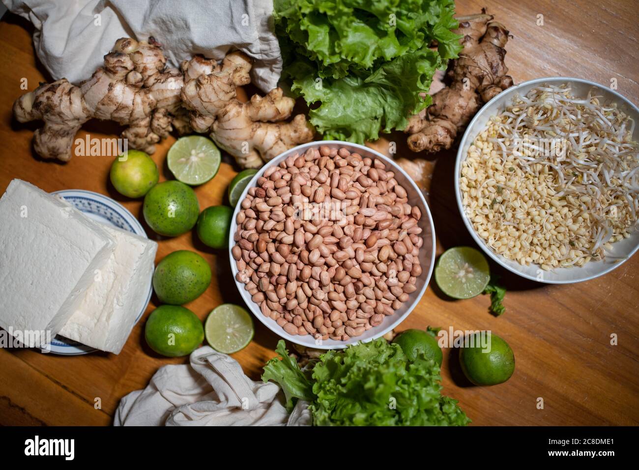 Set von vegetarischen oder veganen Rohkost mit Öko-Taschen Stockfoto