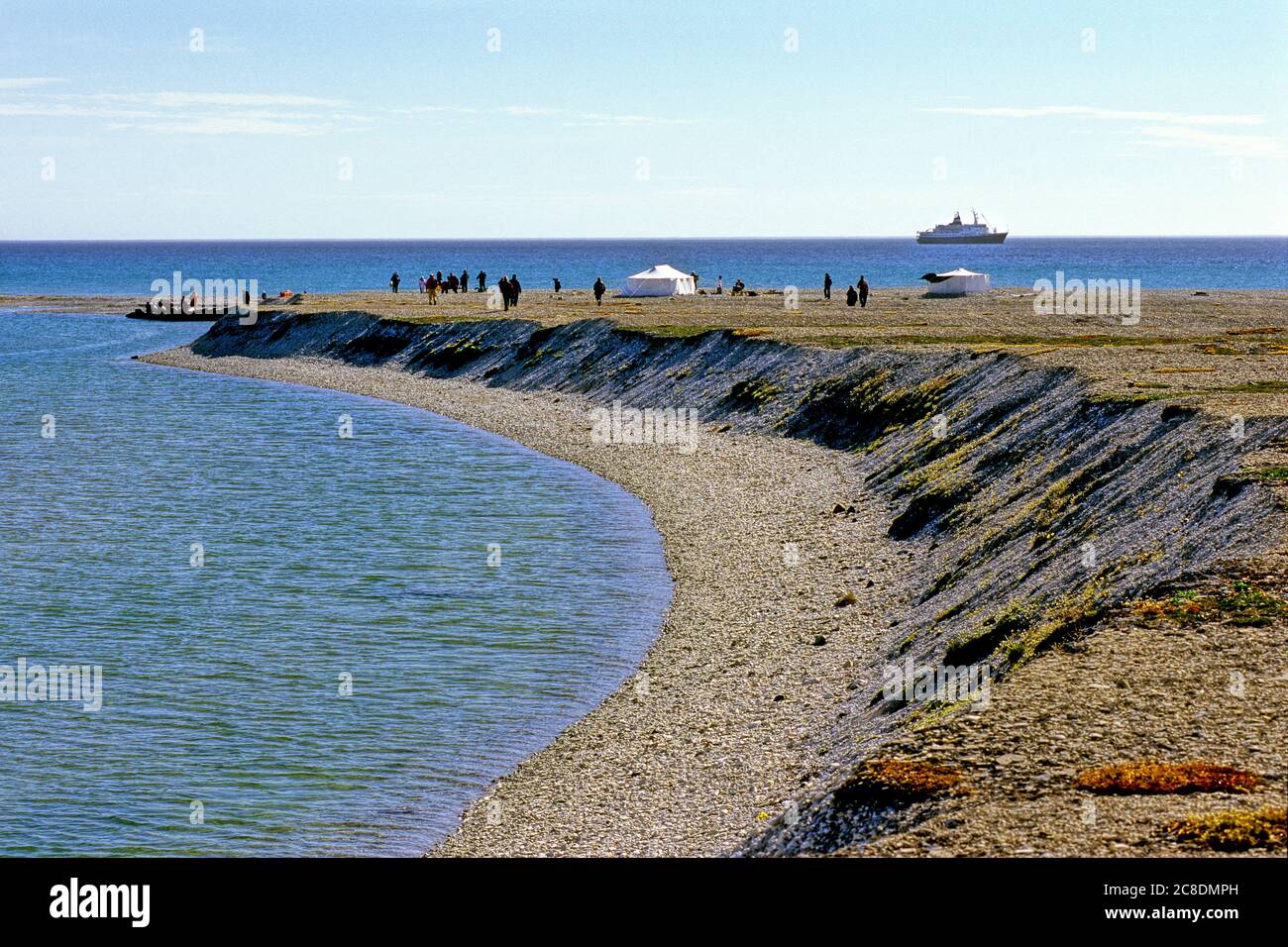 Inuit-Jäger im weißen Zelt mit Expeditionsschiff vor Mansel Island, Hudson Bay, Nunavut, Kanada Stockfoto