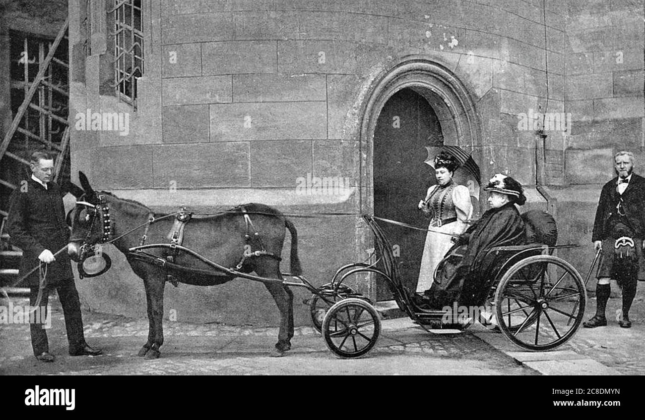 KÖNIGIN VICTORIA in einem Eselskutschen bei Balmoral Castle um 1895. Ihre jüngste Tochter Prinzessin Beatrice hält einen Regenschirm. John Brown steht hinter dem Wagen. Stockfoto