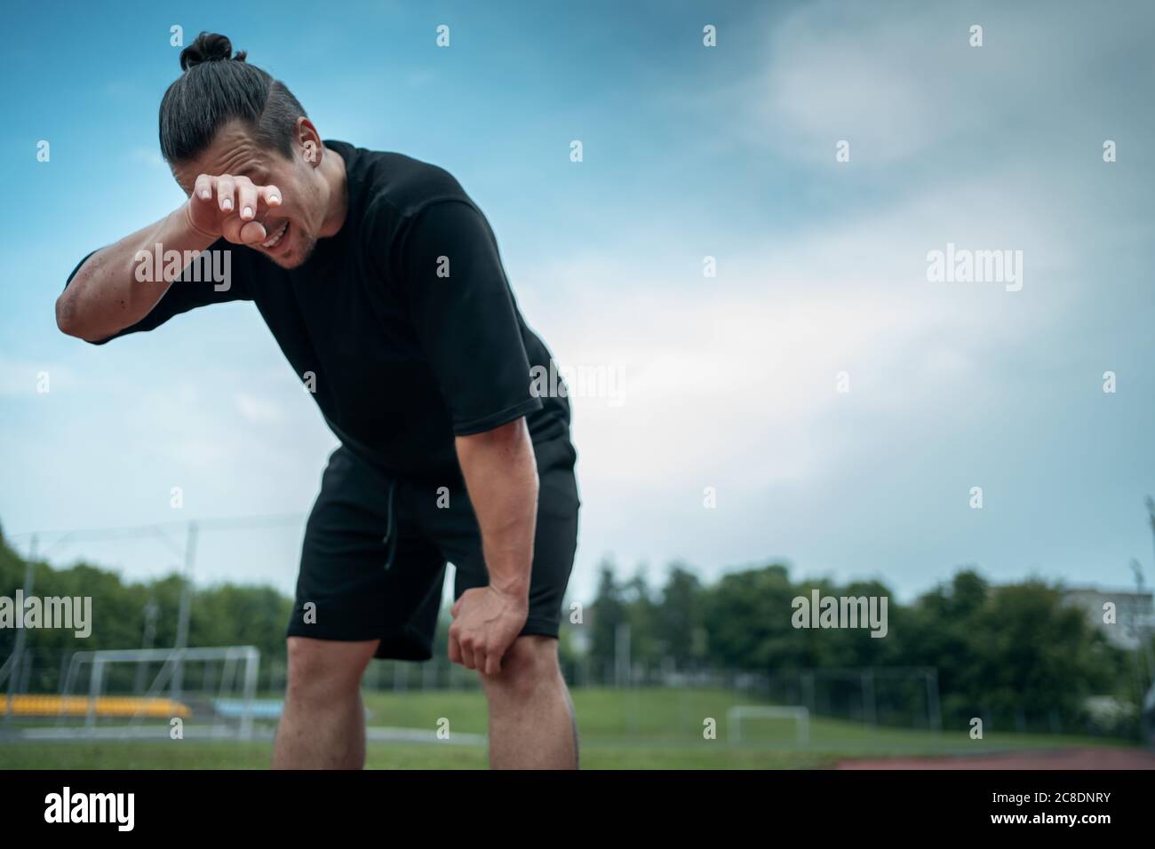 Müde und erschöpft Läufer auf Sportstrecke im Freien Stockfoto