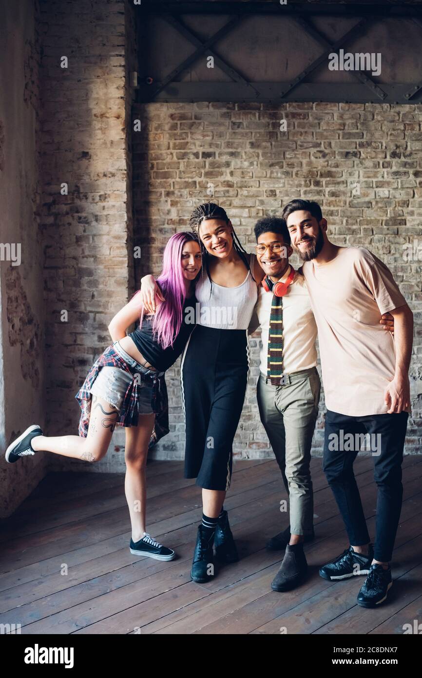 Portrait einer glücklichen Gruppe von Freunden in einem Loft Stockfoto