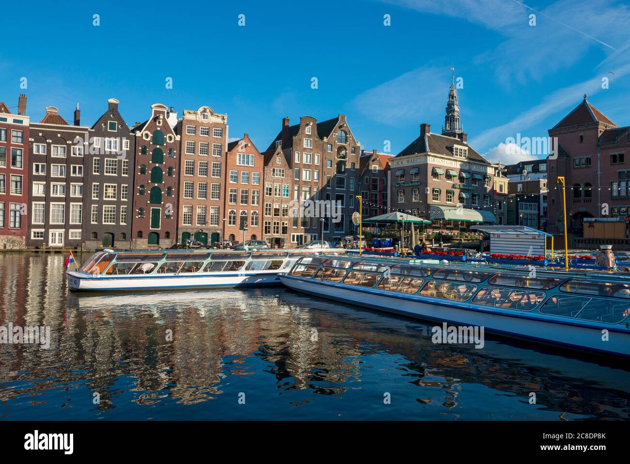 Niederlande, Provinz Nordholland, Amsterdam, Damrak, Tourboats und Hafengebäude Stockfoto