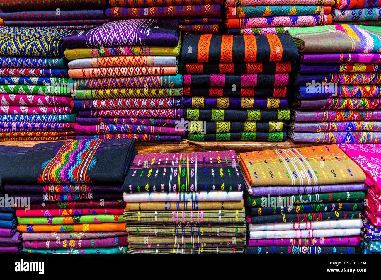 Myanmar, Kachin Staat, bunte Kleidung zum Verkauf Stockfoto