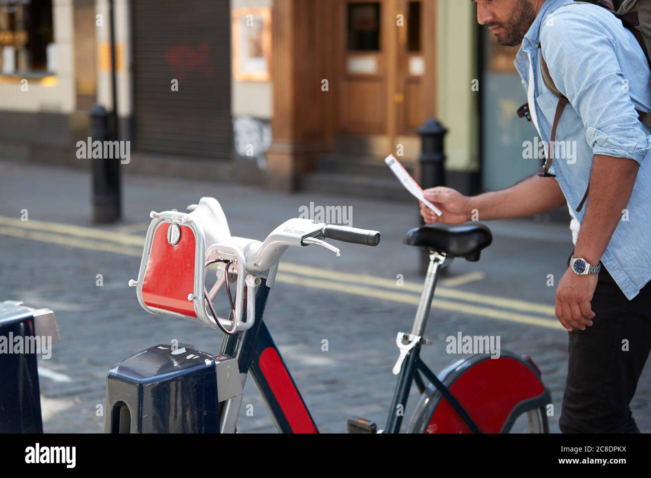 Crop-Ansicht des Mannes mit Leihrad in der Stadt, London, Großbritannien Stockfoto