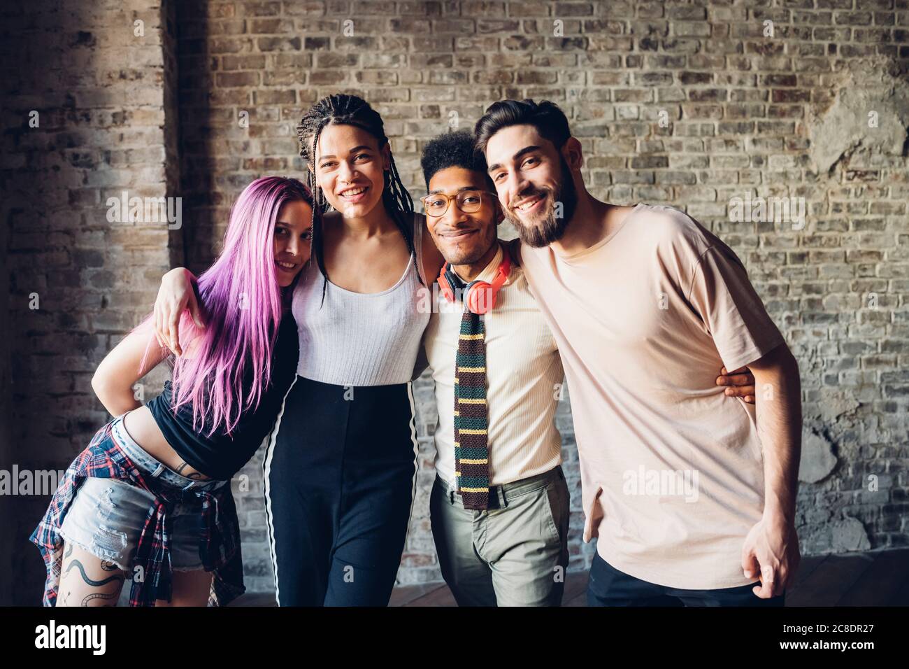 Portrait einer glücklichen Gruppe von Freunden in einem Loft Stockfoto