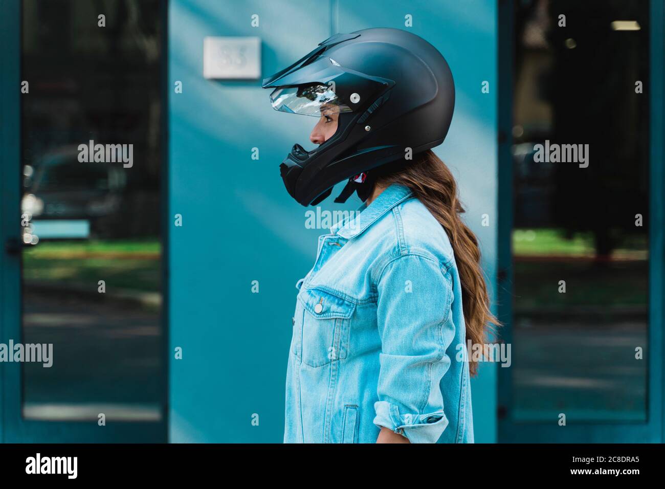 Frau trägt schwarzen Motorradhelm Stockfotografie - Alamy