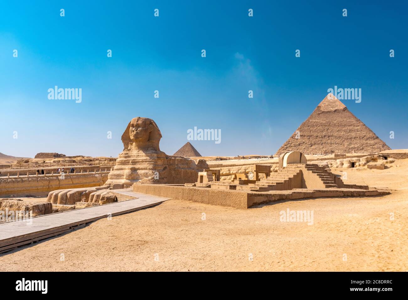 Ägypten, Gizeh Governorat, Gizeh, große Sphinx von Gizeh und Gizeh Pyramiden Stockfoto