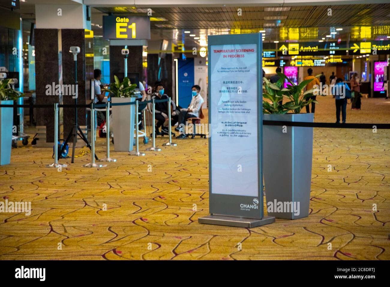 SINGAPUR - JULI 21. 2020: Temperaturregelung mit Wärmebildkamera im Passagierbereich des Terminals am Changi Airport. Gegenwirkung covid-19 Stockfoto
