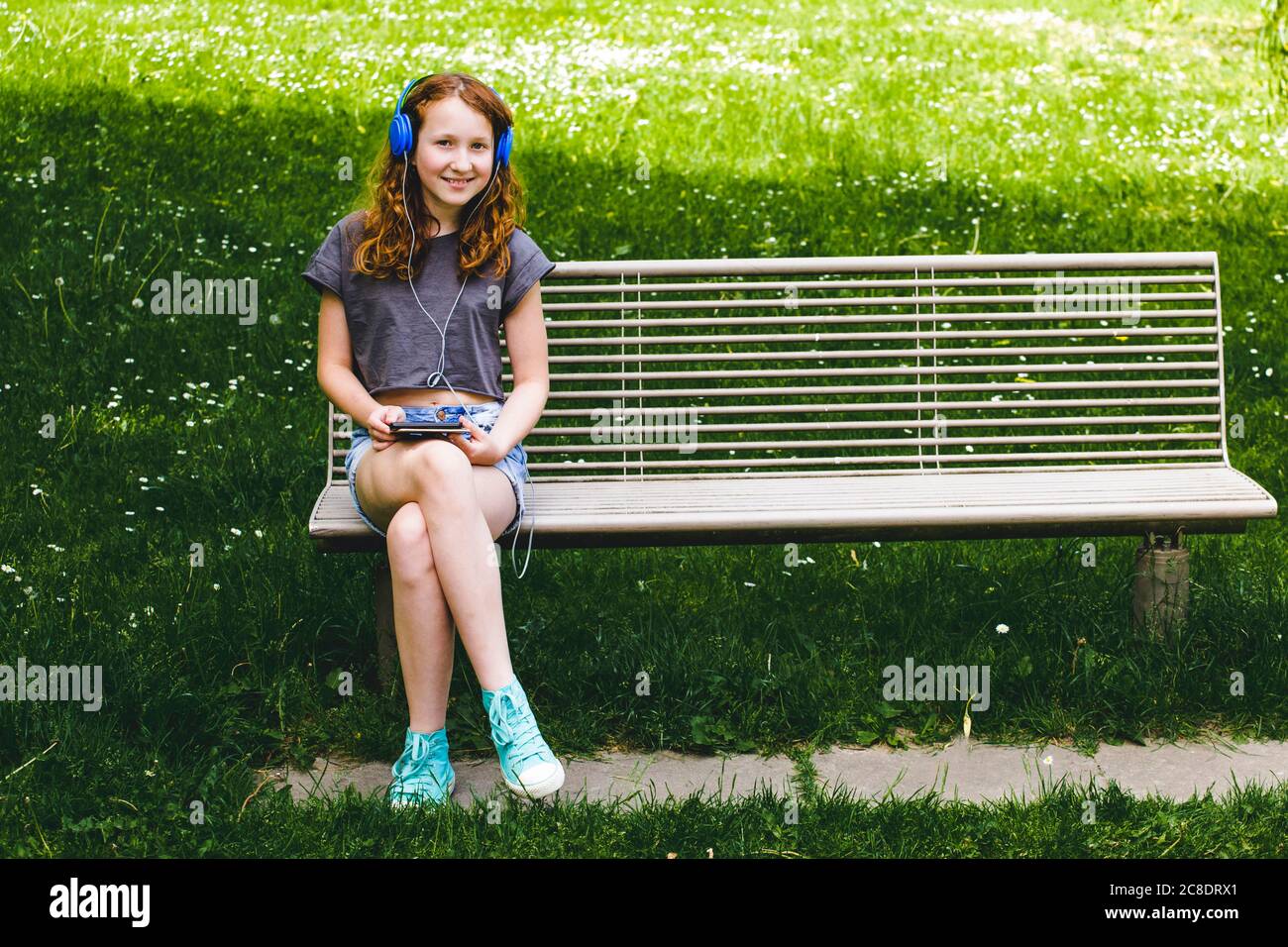 Madchen Auf Der Bank Stockfotos Und Bilder Kaufen Alamy