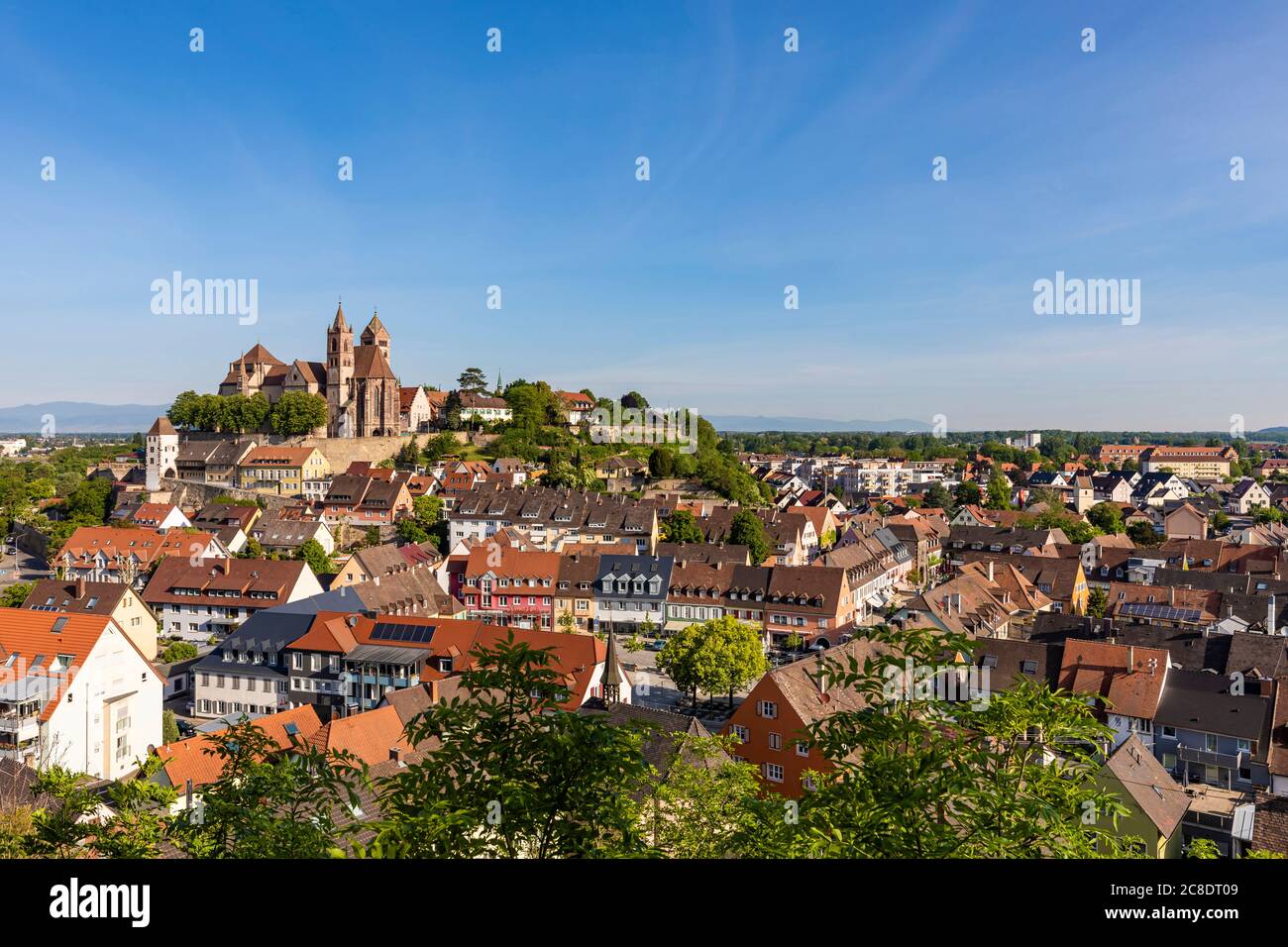Deutschland, Baden-Württemberg, Breisach, klarer Himmel über Breisacher Münster und umliegenden Häusern Stockfoto