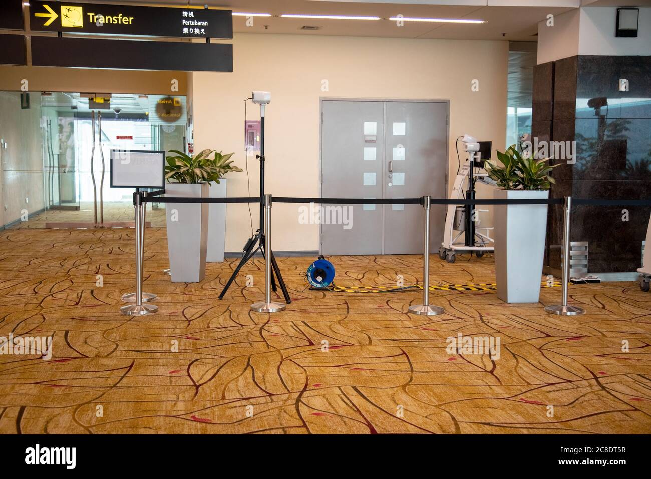 SINGAPUR - JULI 21. 2020: Temperaturregelung mit Wärmebildkamera im Passagierbereich des Terminals am Changi Airport. Gegenwirkung covid-19 Stockfoto