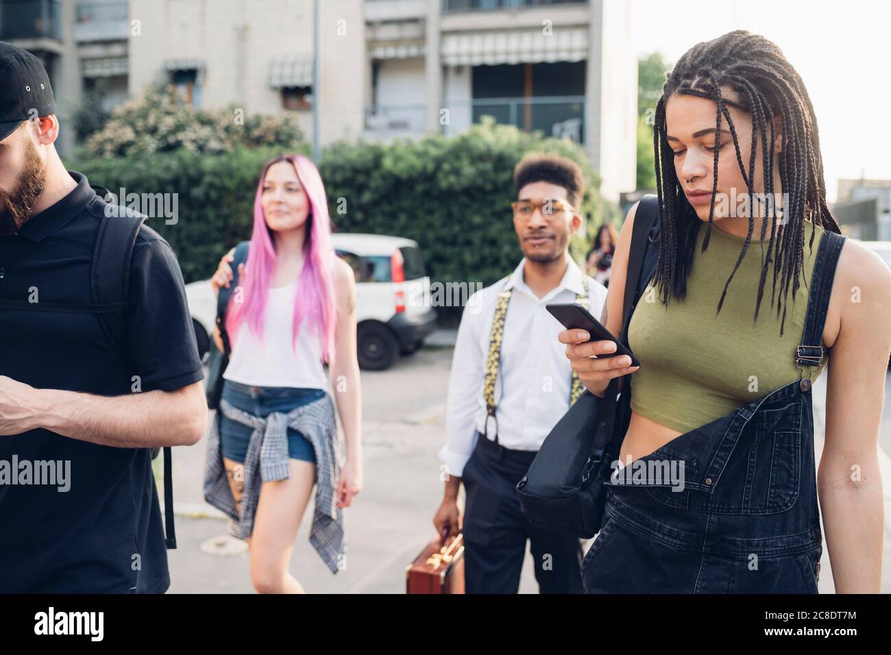 Gruppe von Freunden mit Smartphones in der Stadt Stockfoto