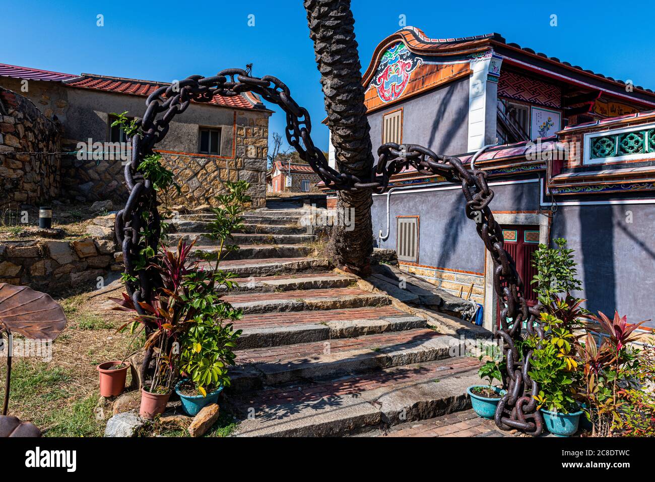 Taiwan, Kinmen, Jinsha, dicke Kette über Stufen im Dorf der Volkskultur in Kinmen Stockfoto