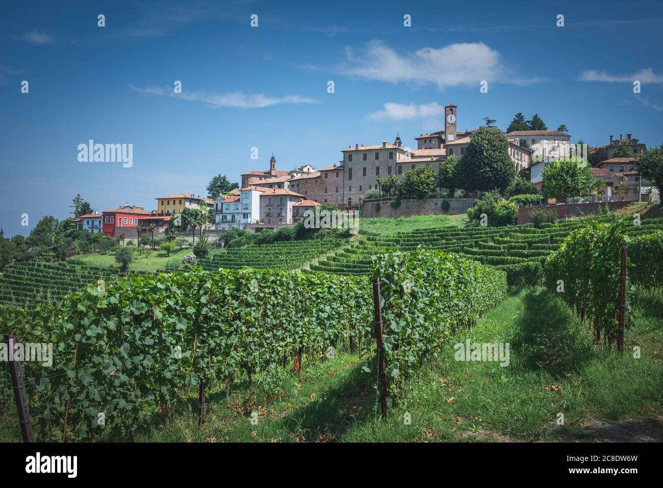 Schöne italienische Landschaft. Neive Blick auf die Stadt von Langhe, italienische Wahrzeichen. UNESCO-Weltkulturerbe Stockfoto