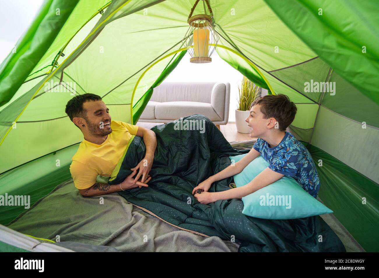 Vater und Sohn im Zelt zu Hause Stockfoto