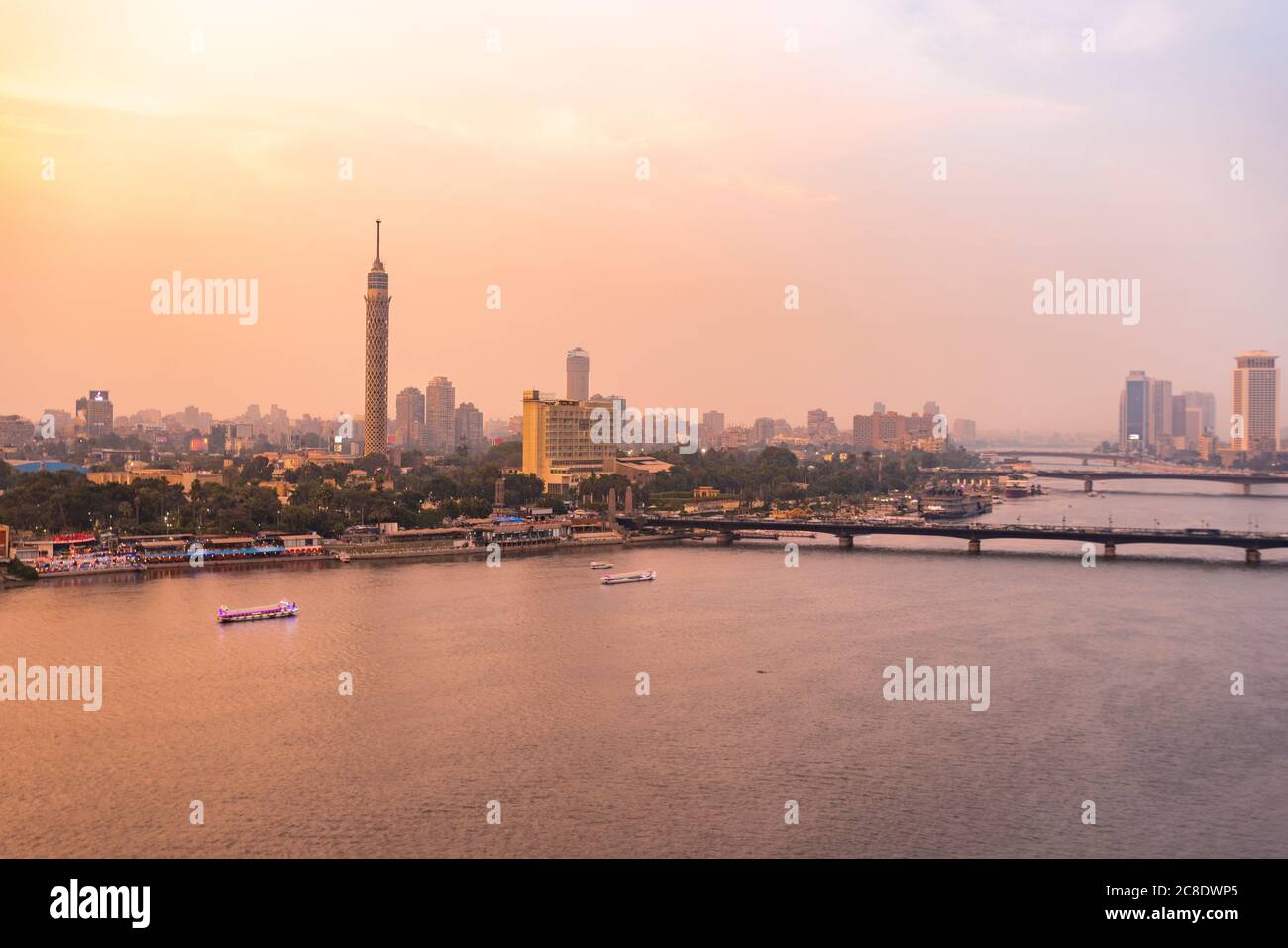 Ägypten, Kairo, Nil mit dem Cairo Tower auf der Insel Gezira bei Sonnenuntergang Stockfoto