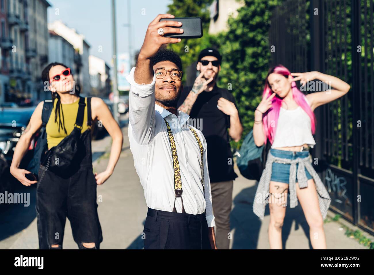 Gruppe von Freunden, die ein Selbstporträt in der Stadt Stockfoto