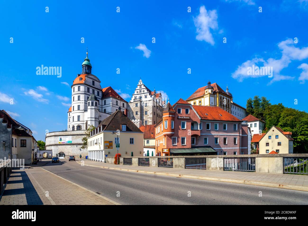 Deutschland, Bayern, Neuburg an der Donau, Straße und Häuser vor dem Schloss Neuburg Stockfoto