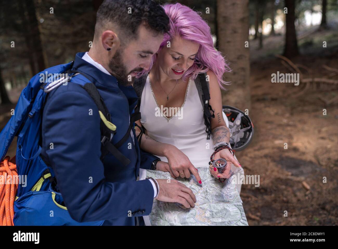 Brautpaar mit Wanderkarte im Wald Stockfoto