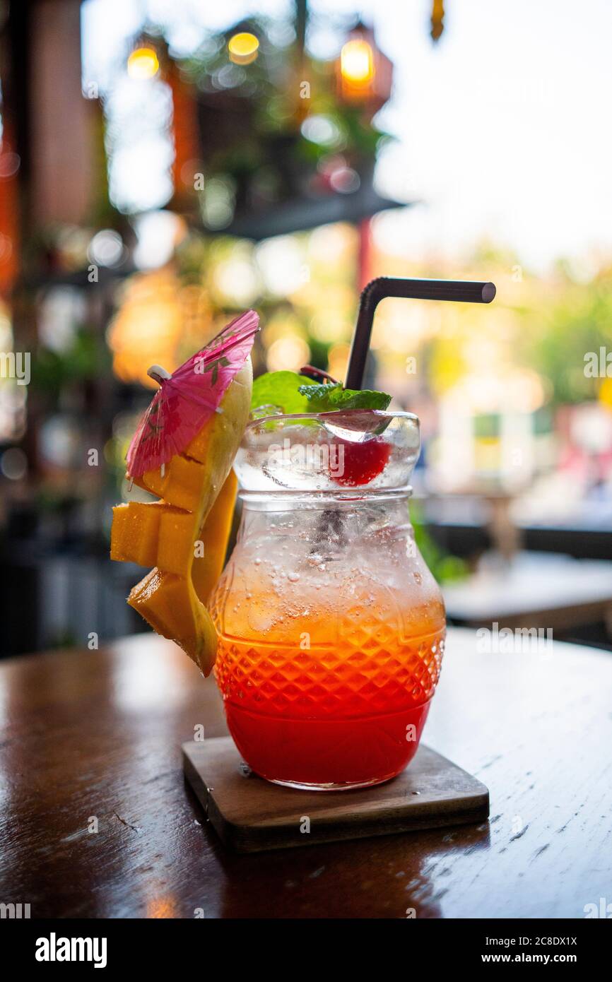 Cocktail mit Mango, Erdbeere und Minze Stockfoto