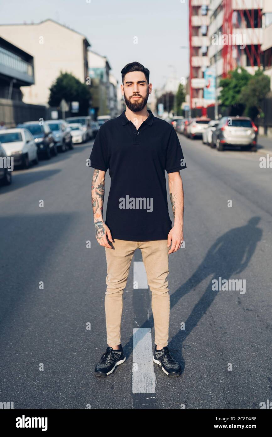 Porträt eines selbstbewussten stilvollen jungen Mannes auf dem stehen Straße in der Stadt Stockfoto