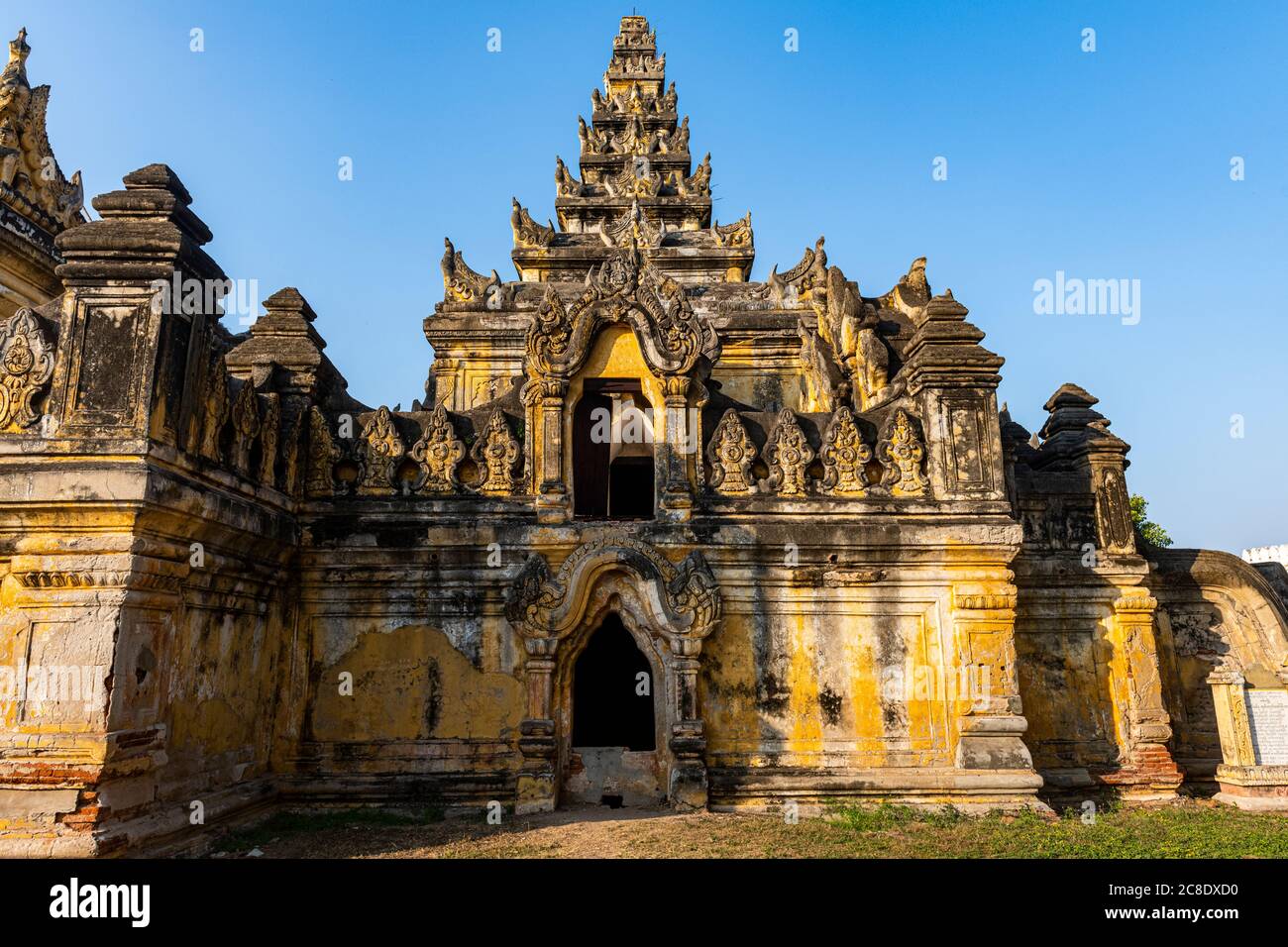 Myanmar, Mandalay Region, Inwa, Eingang des Maha Aungmye Bonzan Klosters Stockfoto