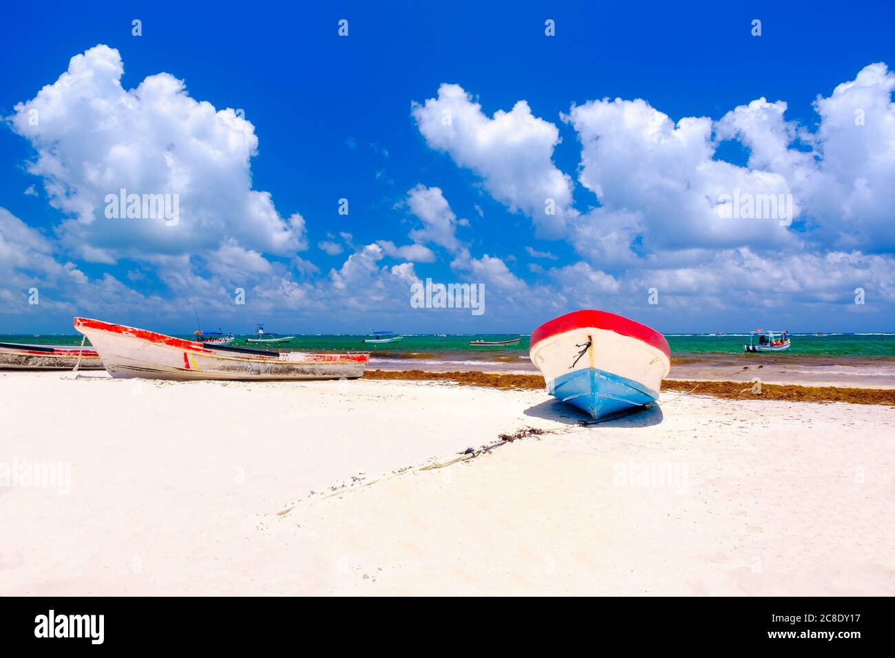 Bunte Fischerboote an einem wunderschönen Strand an der Maya Riviera in Mexiko Stockfoto