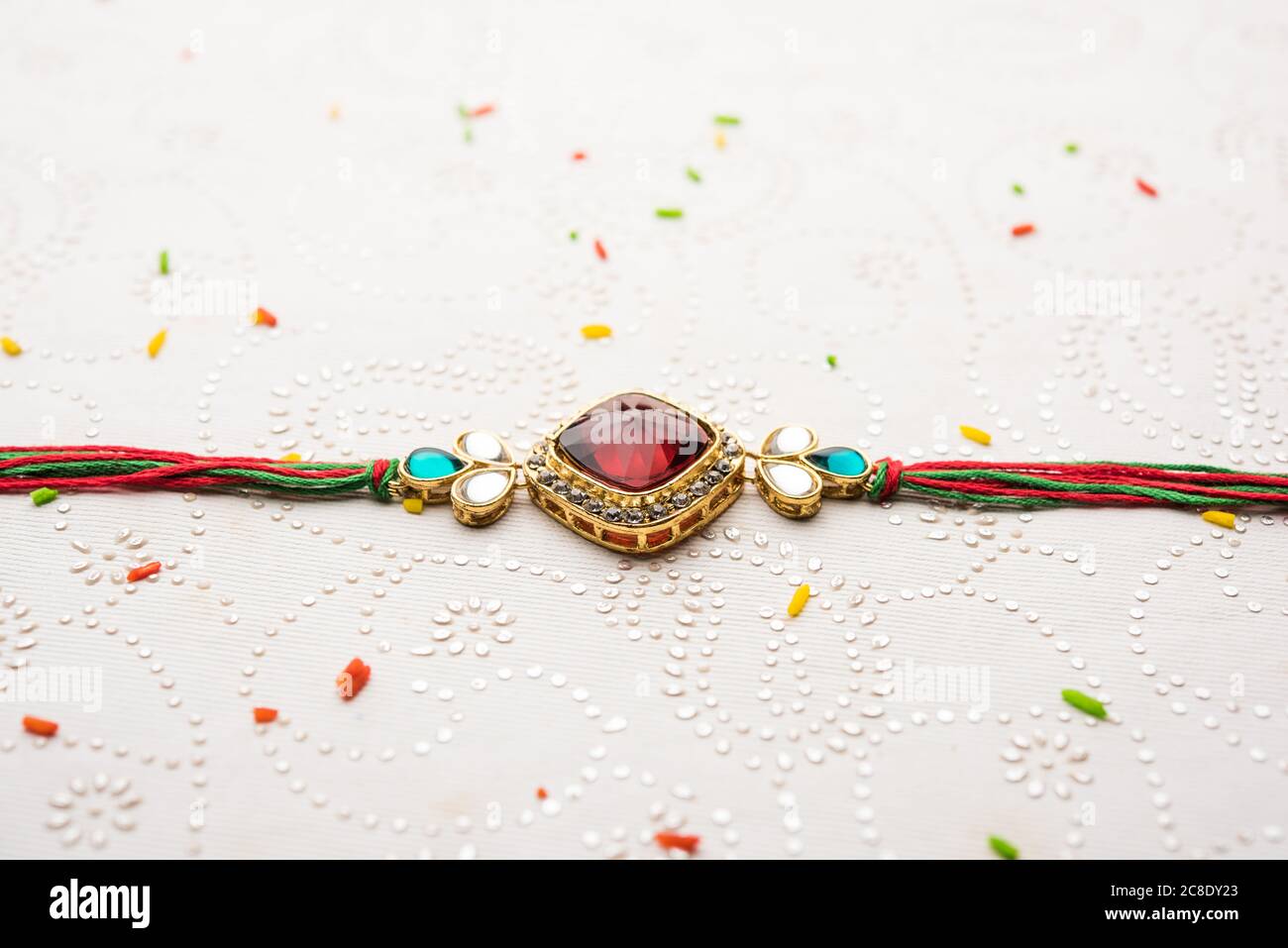 Designer Rakhi / Raakhi oder Armband für Indian Festival Raksha Bandhan, isoliert über dekorativen Hintergrund Stockfoto