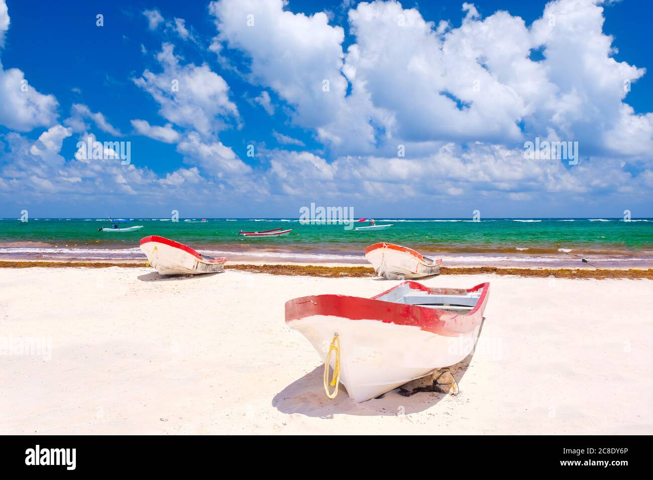 Bunte Fischerboote an einem wunderschönen Strand an der Maya Riviera in Mexiko Stockfoto
