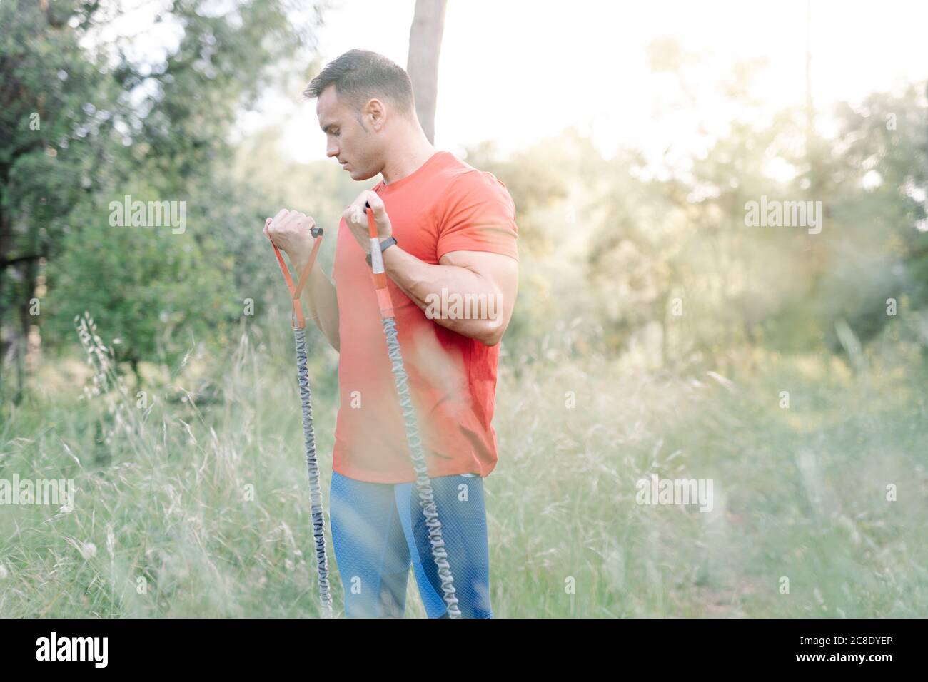 Mann beim Training mit Gummiseilen im Wald Stockfoto