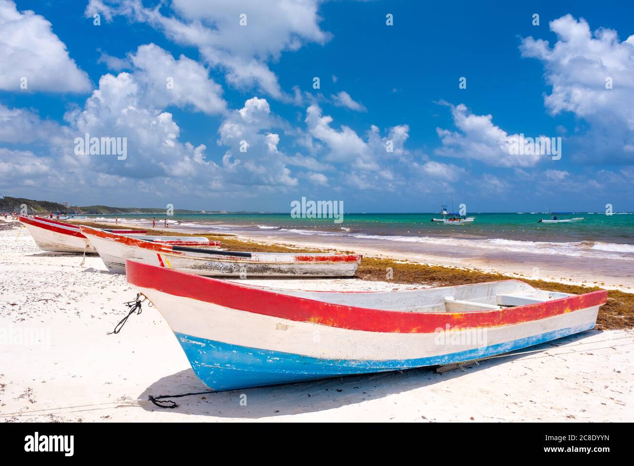 Bunte Fischerboote an einem wunderschönen Strand an der Maya Riviera in Mexiko Stockfoto
